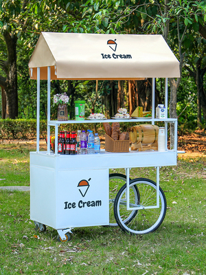 都市ホテルのロビーは アイスクリーム・コーヒー・プッシュ・カートを歓迎します