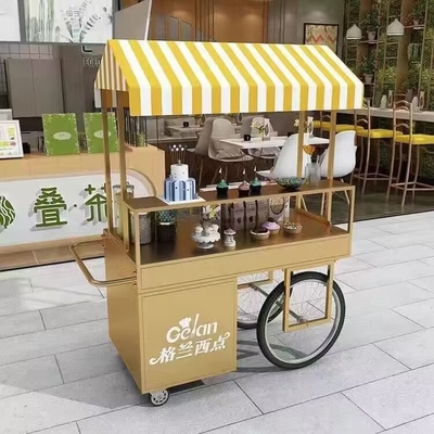 都市ホテルのロビーは アイスクリーム・コーヒー・プッシュ・カートを歓迎します